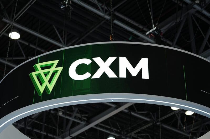 展示ブースのヘッダーに掲げられたCXMロゴ