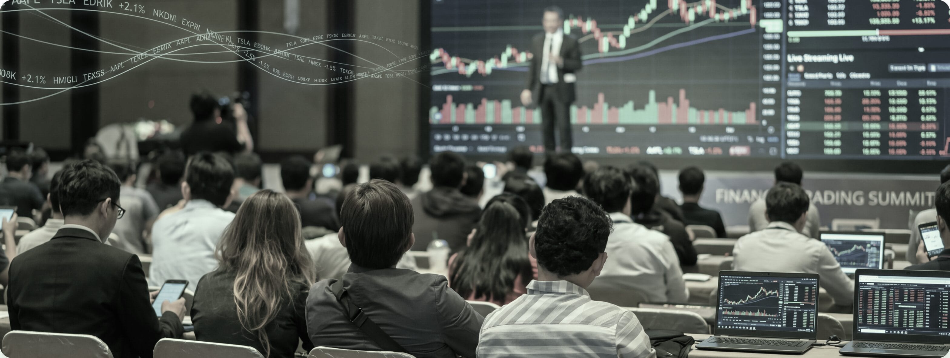 Participants à un sommet CXM consacré au trading financier